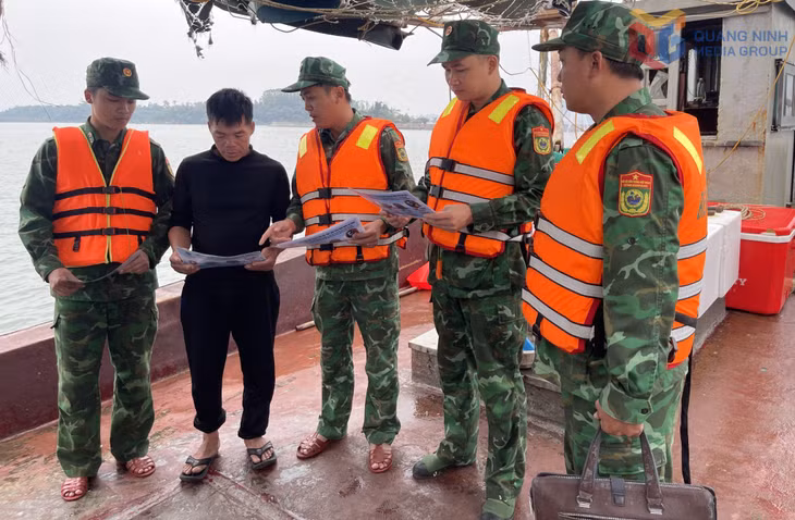 Cán bộ chiến sĩ Đồn BP Quảng Đức (Ban chỉ huy BĐBP tỉnh) tuyên truyền ngư dân chống IUU, không tham gia, không tiếp tay cho hành vi vận chuyển trái phép hàng hóa .