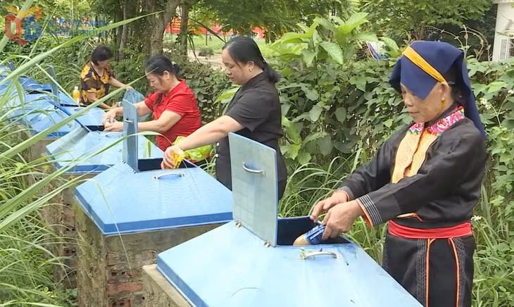 Người dân xã Ba Chẽ thực hiện phân loại rác thải, giữ gìn công tác vệ sinh môi trường khu dân cư.