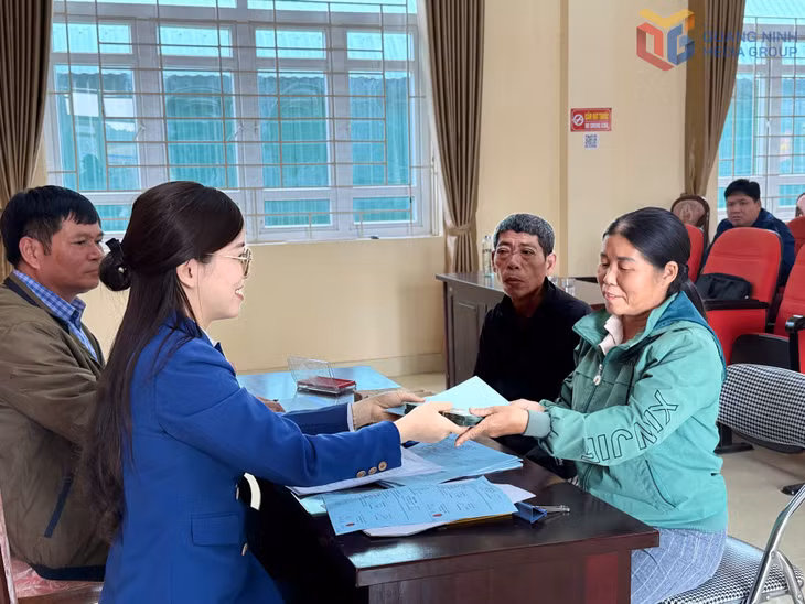 Cán bộ HND tỉnh giải ngân vốn vay cho hội viên, nông dân xã Quảng Tân.