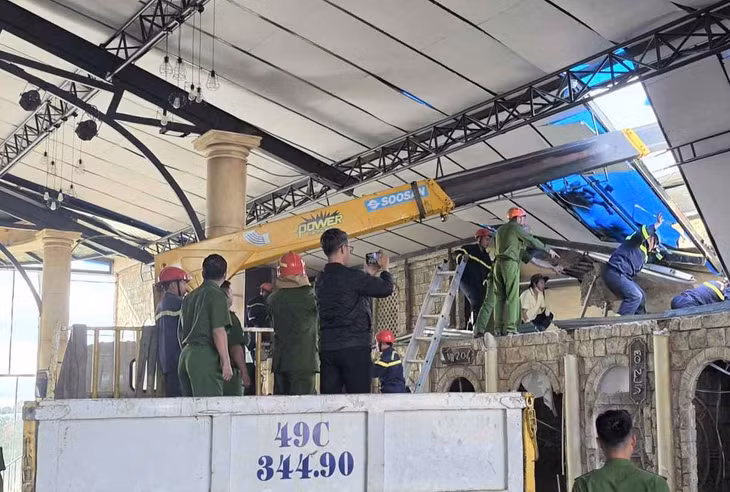 Các lực lượng triển khai công tác cứu hộ tại hiện trường. Ảnh: Thần Hy