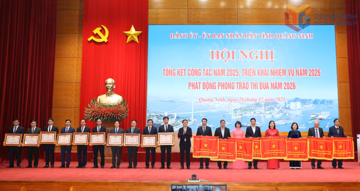 Đồng chí Bùi Văn Khắng, Phó Bí thư Tỉnh ủy, Chủ tịch UBND tỉnh trao Cờ thi đua của Chính phủ và Bằng khen của Thủ tướng Chính phủ cho các tập thể, cá nhân.