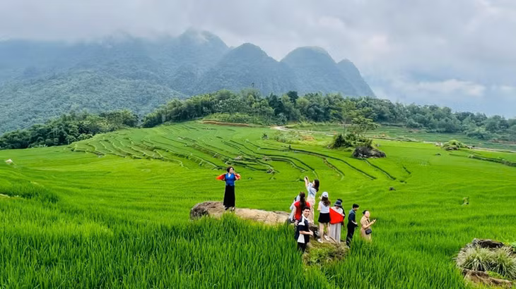 Du khách trải nghiệm Pù Luông, Thanh Hóa. (Ảnh: QUANG THẮNG)