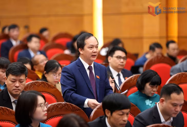 Đại biểu Vũ Đình Nhân, Phó Bí thư Thường trực Đảng ủy phường Mông Dương, chất vấn tại kỳ họp.