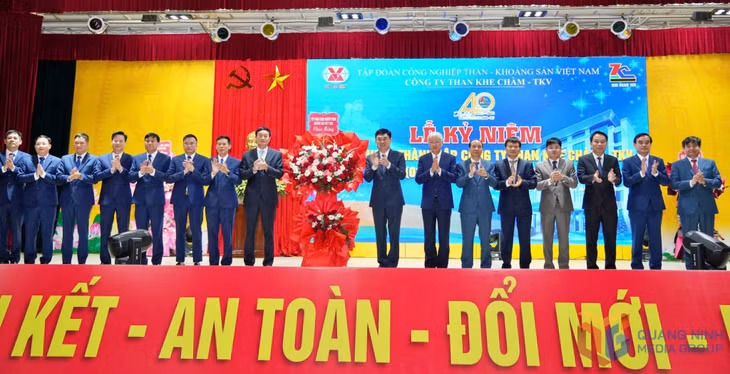Lãnh đạo Tập đoàn Công Nghiệp Than - Khoáng sản Việt Nam tặng hoa chúc mừng Công ty Than Khe Chàm nhân kỷ niệm 40 năm Ngày thành lập. 