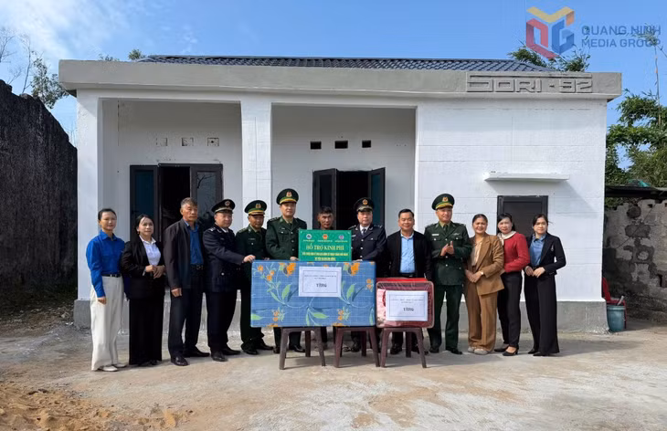 Các đơn vị trao kinh phí cho gia đình ông Vương Văn Biển, thôn Vĩnh Thực 3, xã Vĩnh Thực sửa chữa nhà ở