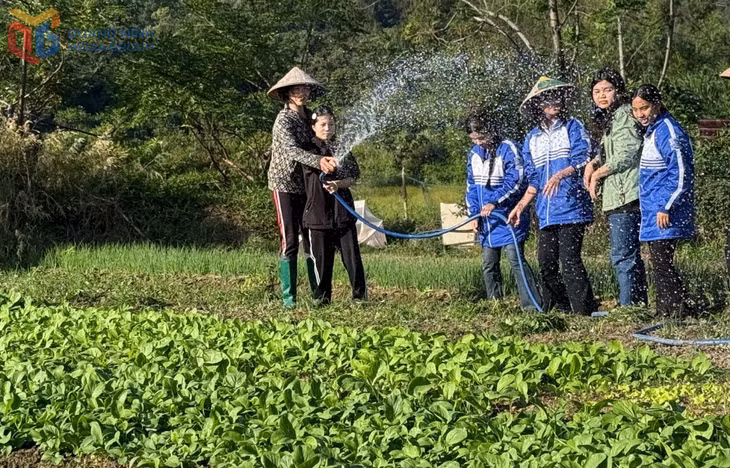 Bà Trần Thị Trầm (thôn Hải Tiến, đặc khu Cô Tô) hướng dẫn học sinh trải nghiệm "Một ngày học làm nhà nông".