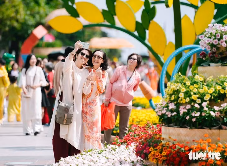 Lưu lại khoảnh khắc du xuân - Ảnh: THANH HIỆP