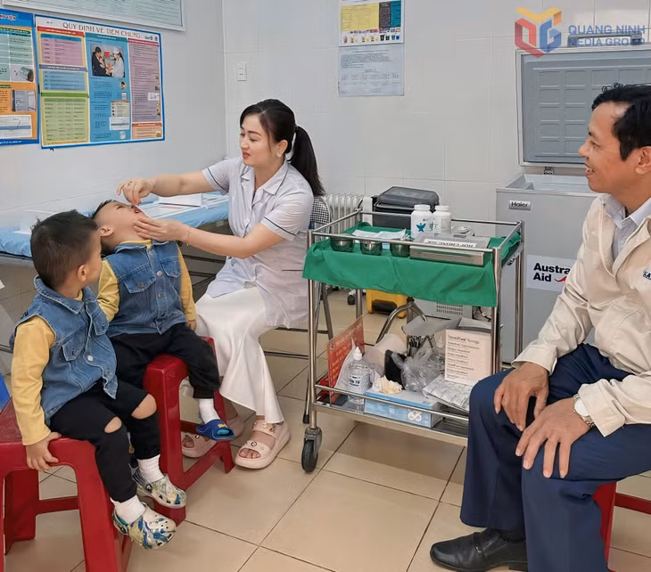 Trạm Y tế phường Cẩm Phả triển khai chiến dịch bổ sung vitamin A cho trẻ em.