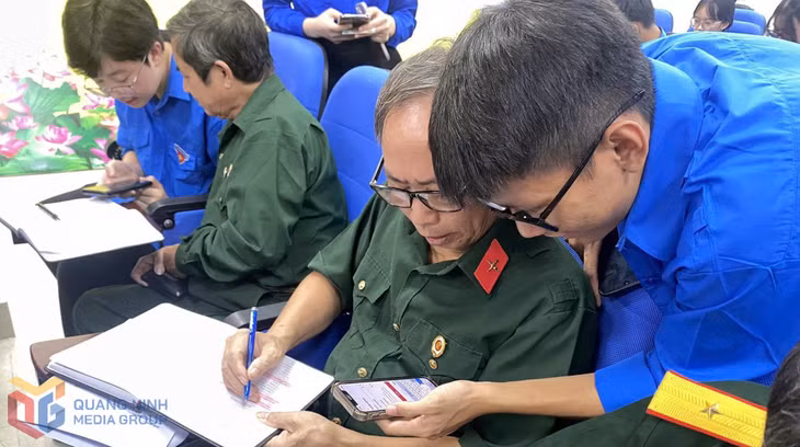 MTTQ và các tổ chức chính trị - xã hội phường Hồng Gai đẩy mạnh phong trào "Bình dân học vụ số". Ảnh: Trúc Linh