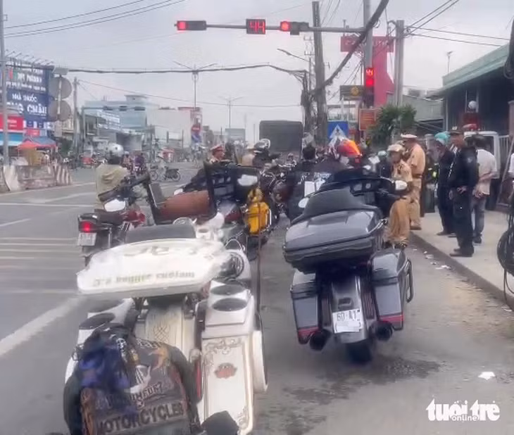 Các xe mô tô phân khối lớn bị lực lượng cảnh sát giao thông chặn trên quốc lộ 1 - Ảnh: HOÀI THƯƠNG