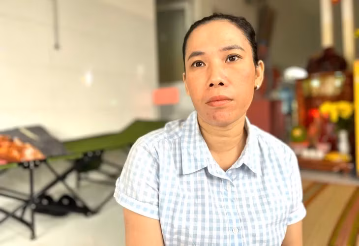Chị Trần Thị Nhật (vợ anh V.) kể lại sự việc - Ảnh: NGUYỄN HOÀNG
