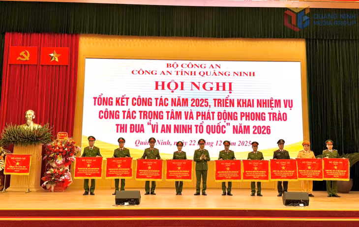 Thượng tướng Nguyễn Ngọc Lâm, Thứ trưởng Bộ Công an, trao Cờ của Bộ Công an cho các tập thể, cá nhân có thành tích xuất sắc trong công tác.