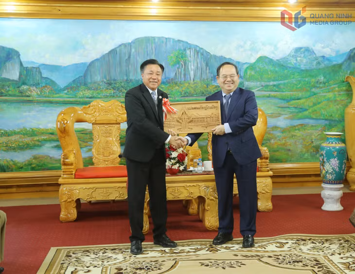Đồng chí Phút-phăn Kẹo-vông-xay, Bí thư Tỉnh uỷ tỉnh Hủa Phăn tặng quà lưu niệm cho đồng chí Quản Minh Cường, Bí thư Tỉnh ủy, Trưởng Đoàn ĐBQH tỉnh Quảng Ninh.
