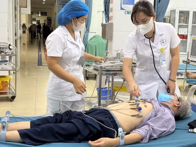 Thời tiết rét hại không chỉ gây khó chịu mà còn làm tăng nguy cơ mắc các bệnh về hô hấp, tim mạch, xương khớp và suy giảm miễn dịch. Ảnh minh hoạ