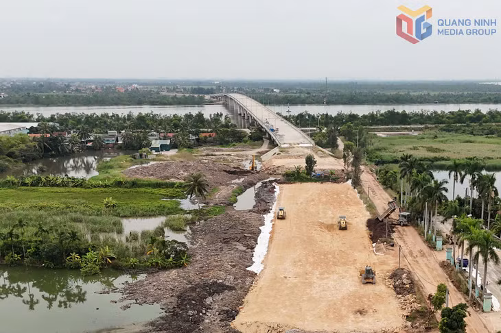 Sau khi những khó khăn về mặt bằng, đất đắp được tháo gỡ, Dự án đường ven sông giai đoạn 1 nối nút giao Đầm Nhà Mạc với đường tỉnh 388 cũng đang được khẩn trương đẩy nhanh tiến độ.