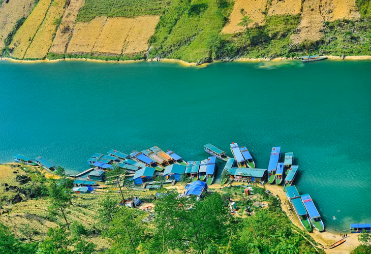 Khoảng hơn 10 năm trở lại đây, ngoài việc đánh bắt cá, người dân địa phương còn có nguồn thu nhập ổn định nhờ các dịch vụ du lịch trên sông. Dịch vụ dùng thuyền chở khách đi ngắm sông Nho Quế và hẻm vực Tu Sản thu hút khách trải nghiệm, với mức giá khoảng 100.000 đồng/lượt.
