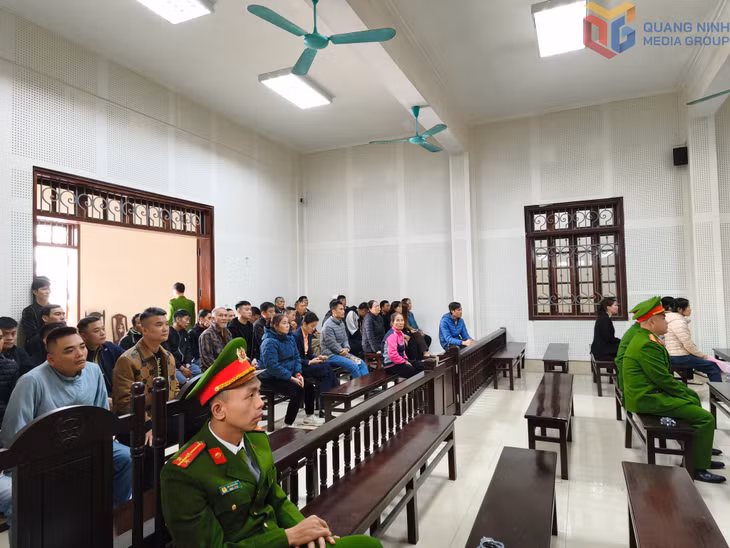 Người dân tham dự phiên tòa hình sự sơ thẩm về tội “Vi phạm quy định về nghiên cứu, thăm dò, khai thác tài nguyên” và “Trốn thuế” ngày 17/12.