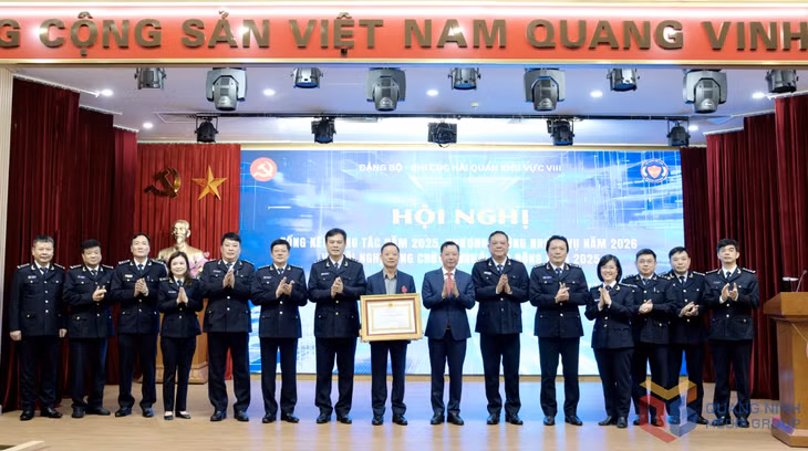 Thừa ủy quyền của Chủ tịch nước, đồng chí Lê Văn Ánh, Phó Chủ tịch UBND tỉnh trao tặng Huân chương Lao động hạng Ba cho đồng chí Nguyễn Văn Nghiên, nguyên Bí thư Đảng ủy, Chi cục trưởng Chi cục Hải quan khu vực VIII.