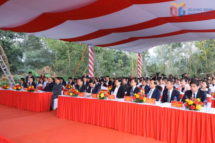 Các đại biểu dự lễ khởi công Dự án Mở rộng, nâng cấp Bệnh viện Việt Nam - Thụy Điển.