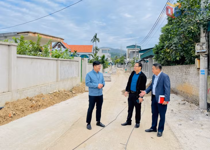 Lãnh đạo phường Yên Tử kiểm tra thực tế tuyến đường từ tổ 2 đến tổ 5, khu Đồng Minh.