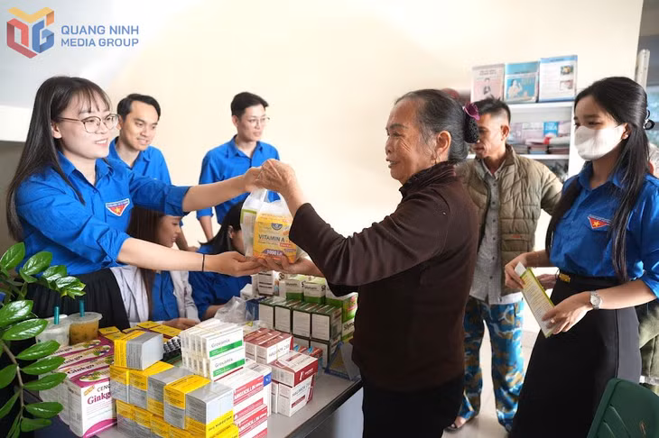 Đoàn thanh niên phường Việt Hưng phối hợp với Đoàn Thanh niên Bệnh viện Bãi Cháy tổ chức khám bệnh, tư vấn sức khỏe và phát thuốc miễn phí cho người dân.