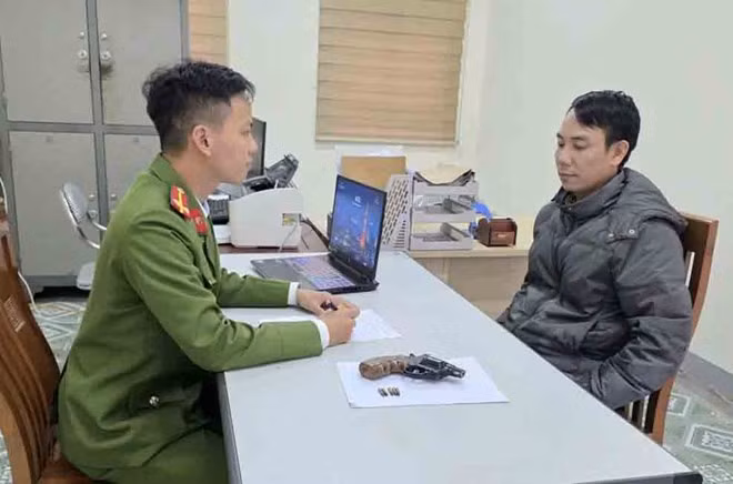 Đối tượng Bách đã bị khởi tố, bắt tạm giam về hành vi tàng trữ, sử dụng trái phép vũ khí quân dụng. Ảnh: Công an Hà Tĩnh.