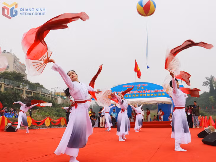 Các nghệ sĩ Trung Quốc đem tới buổi giao lưu những bài hát truyền thống, vũ điệu nhiều sắc màu.