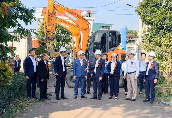 Các đại biểu và nhân dân tham quan tuyến đường tổ 94, khu 7B, phường Cửa Ông sẽ được nâng cấp cải tạo.