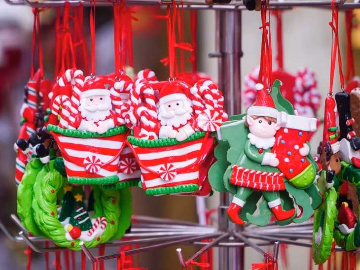 Những món đồ lưu niệm xinh xắn dịp Noel được bày bán tại các cửa hàng ở Hà Nội - Ảnh: PHẠM TUẤN