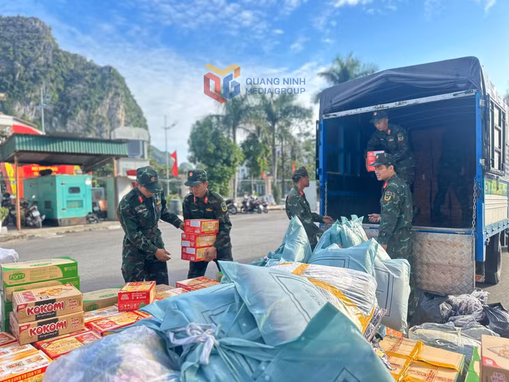 Nhân dân tỉnh Quảng Ninh chung sức ủng hộ nhân dân tỉnh Lâm Đồng khắc phục thiên tai (Ảnh: Lưu Linh)