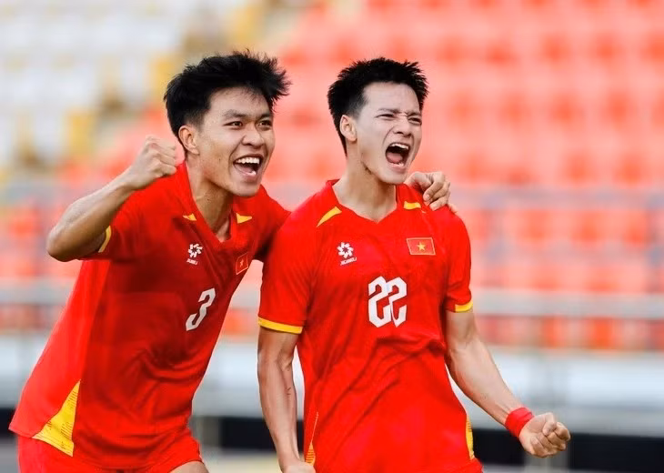 Niềm vui của Thanh Nhàn (22) sau khi ghi bàn thắng ấn định chiến thắng 2-0 cho U22 Việt Nam trên chấm đá phạt - Ảnh: NGUYÊN KHÔI