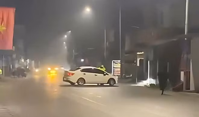 Tài xế điều khiển phương tiện bỏ chạy khi được yêu cầu kiểm tra nồng độ cồn. Ảnh: Công an Thái Nguyên