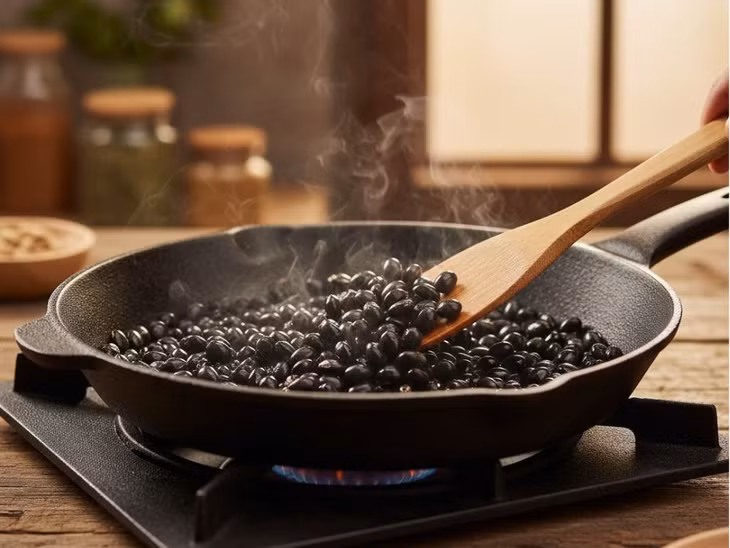 Rang đậu trên lửa nhỏ cho đến khi lớp vỏ hơi nứt và tỏa mùi thơm đặc trưng làm giảm tính hàn của đậu, giảm đầy bụng.