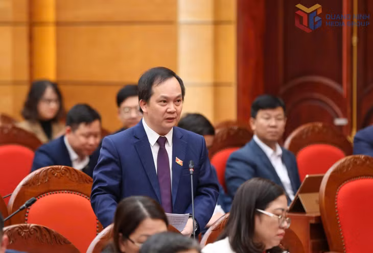 Đại biểu Vũ Đình Nhân, Phó Bí thư Thường trực Đảng ủy phường Mông Dương, phát biểu tại hội trường.