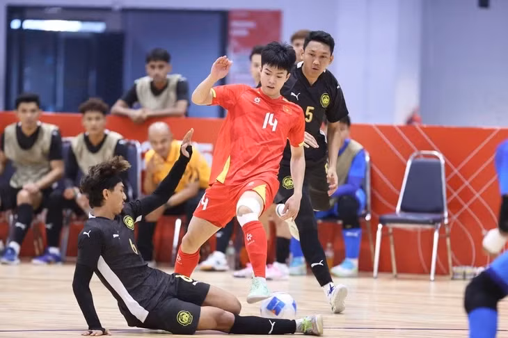 Đội tuyển futsal Việt Nam trong trận thua Malaysia ở SEA Games 33 - Ảnh: VFF