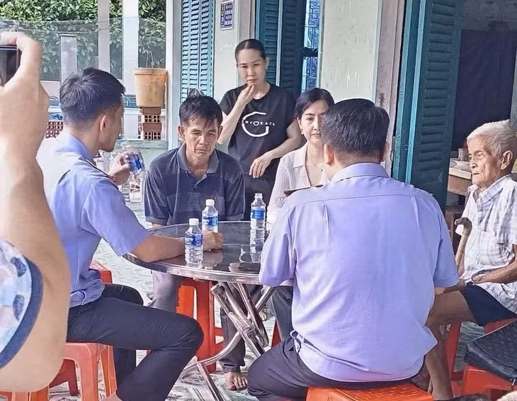 Cơ quan điều tra của Viện Kiểm sát nhân dân tối cao làm việc với gia đình nạn nhân - Ảnh: B.Đ