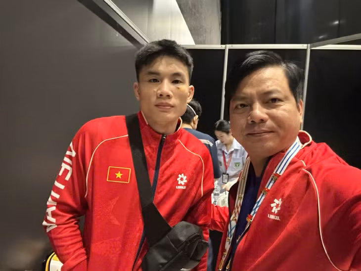 TS.BS Nguyễn Mạnh Thắng chăm sóc và điều trị cho võ sĩ MMA Quàng Văn Minh. Ảnh: Nhân vật cung cấp