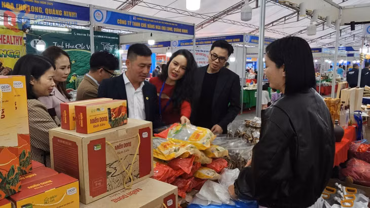 Đông đảo người dân, du khách đã tới tham quan, mua sắm tại hội chợ.