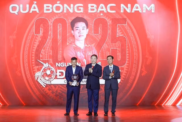 Đình Bắc nhận danh hiệu Quả bóng Bạc 2025 dù được “đồn đoán” sẽ bước lên bục cao nhất trong đêm Gala trao giải. Ảnh: Thanh Vũ