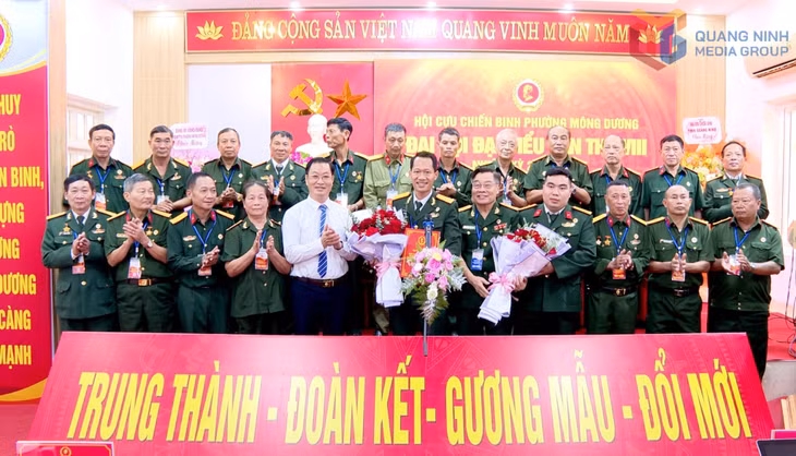 Lãnh đạo Hội CCB tỉnh và Đảng ủy phường Mông Dương tặng hoa chúc mừng ban chấp hành Hội CCB phường khóa VIII, nhiệm kỳ 2025-2030. Ảnh: Hội CCB phường Mông Dương cung cấp.