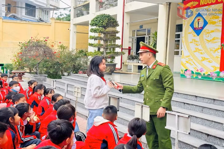 Học sinh Trường tiểu học Cao Thắng (phường Hà Lầm) được tuyên truyền về phòng, chống VK, VLN, CCHT và pháo tại buổi sinh hoạt dưới cờ. (Tháng 12/2025)