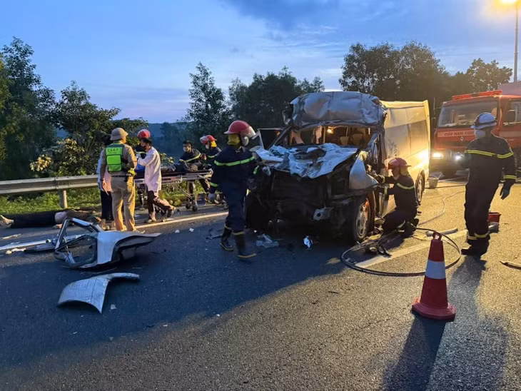Hiện trường vụ tai nạn giao thông nghiêm trọng khiến ít nhất 4 người chết, trên cao tốc Đà Nẵng - Quảng Ngãi, sáng 9.12. Ảnh: Trường An
