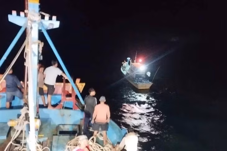 Tàu cá của ngư dân tham gia tìm cứu đã tiếp cận, lai dắt tàu cá gặp sự cố về đảo Phú Quý. Ảnh: Ngư dân cung cấp