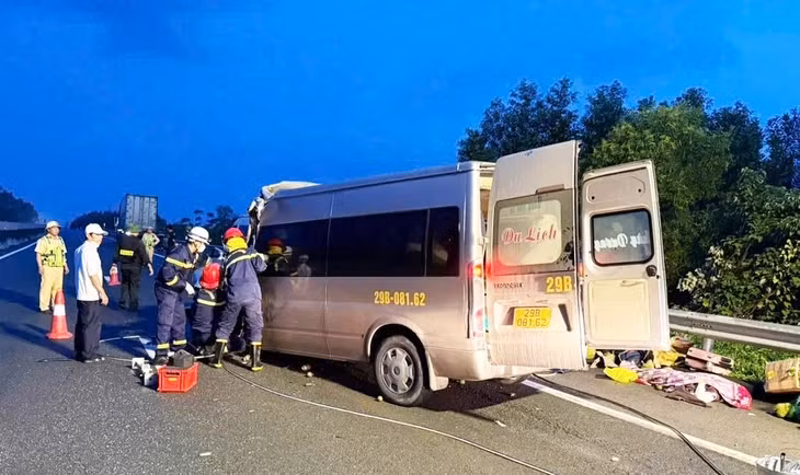 Lực lượng cứu nạn Công an TP Đà Nẵng cứu hộ, đưa những hành khách bị thương ra ngoài xe - Ảnh: C.N