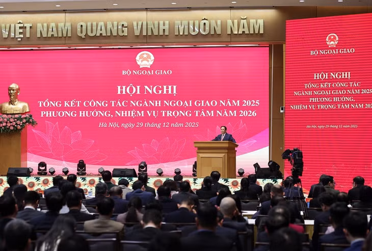 Thủ tướng thẳng thắn nhìn nhận, ngành Ngoại giao còn một số tồn tại, hạn chế và nhấn mạnh 3 bài học quan trọng - Ảnh: VGP/Nhật Bắc