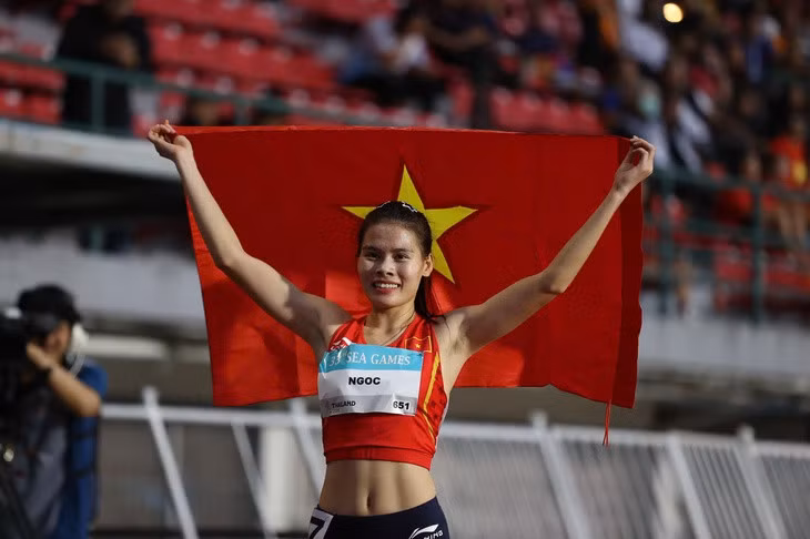 Nguyễn Thị Ngọc ăn mừng chiến thắng ở cự ly 400m nữ - Ảnh: LINH ĐÔNG