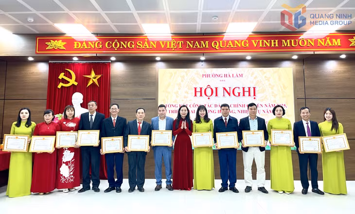 Các tập thể tiêu biểu hoàn thành xuất sắc nhiệm vụ năm 2025 được phường khen thưởng.