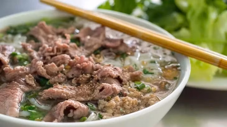 Nước dùng thanh ngọt, thịt bò mềm tan kết hợp với hành lá, hành tây giúp phở bò "ghi điểm" trong lòng thực khách - Ảnh: CNN