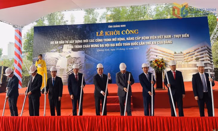 Các đại biểu thực hiện nghi lễ khởi công dự án.