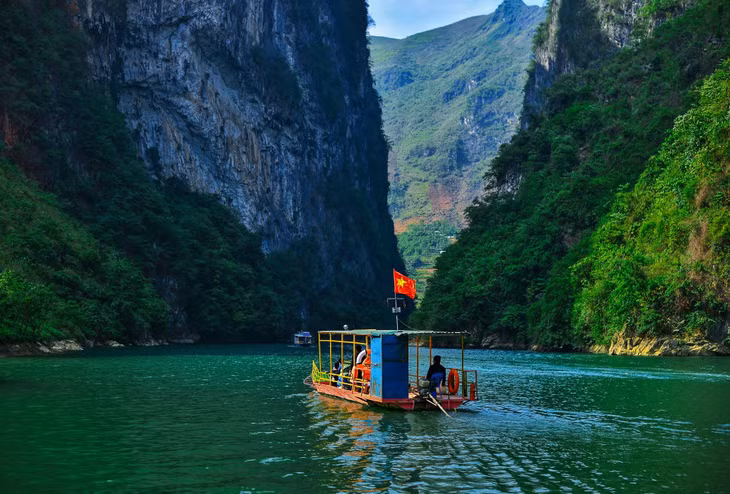 Trải nghiệm được du khách mong chờ nhất khi đến đây chính là chèo thuyền kayak hoặc đi thuyền máy trên dòng Nho Quế. Một cuộc thủy ngoạn chỉ kéo dài khoảng 90 phút, nhưng đủ để du khách cảm nhận được sự nhỏ bé của mình trước sự vĩ đại của thiên nhiên. Từ trên đỉnh Mã Pì Lèng nhìn xuống, dòng sông chỉ như một dải lụa mỏng, nhưng khi ngồi thuyền, bạn sẽ thấy Nho Quế là một dòng sông rộng lớn biết bao.
